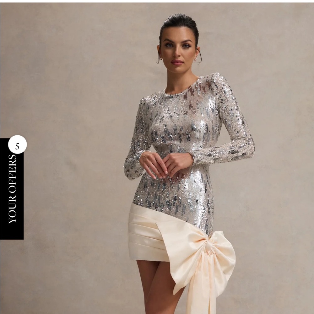 Gorgeous dress, the bow is a stunning statement!